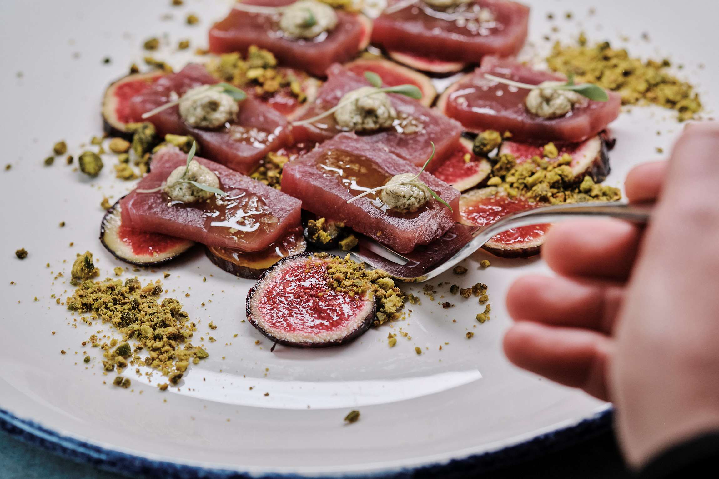 Plat de tonyina marinada amb oli d’oliva i espècies a la carta de Bajamed Plat de tonyina marinada amb oli d'oliva i espècies a la carta de Bajamed